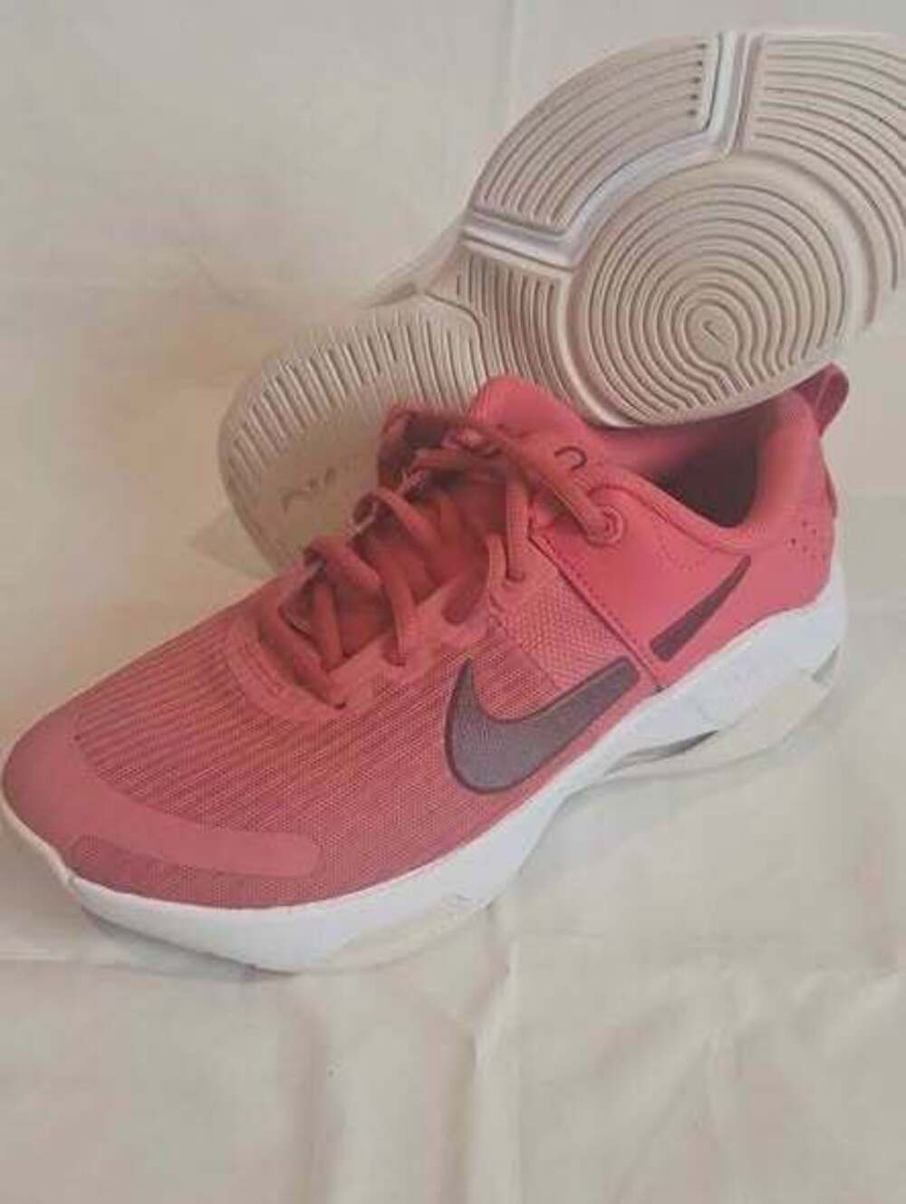 Nike Zoom Belle 6. New with small defect on shoe string. Size 8 women's.